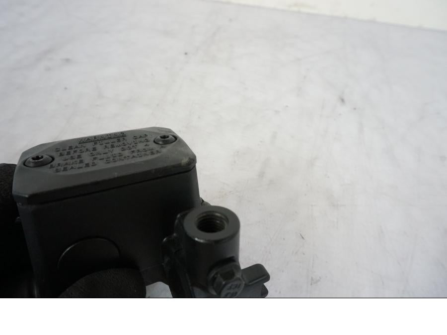 Snett nerifrån på Bromshuvudcylinder från en KTM 690 Duke -2014 motorcykel.