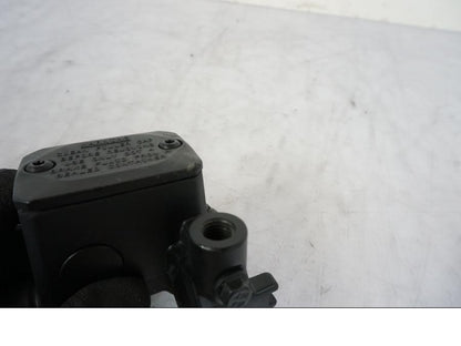 Snett nerifrån på Bromshuvudcylinder från en KTM 690 Duke -2014 motorcykel.