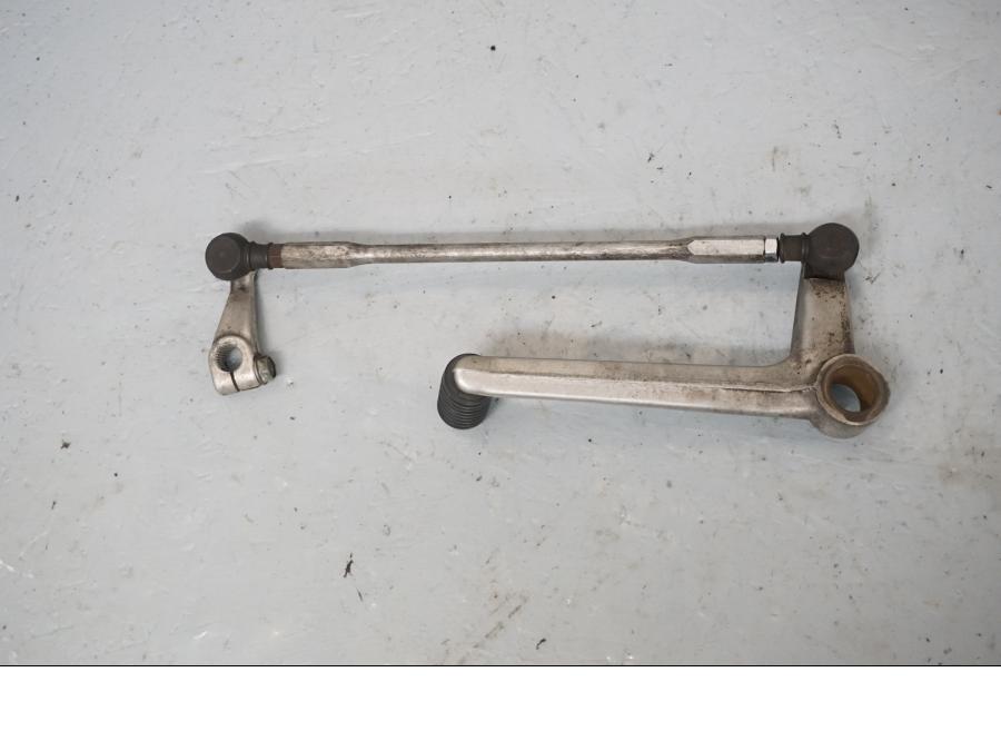 Baksidan på Växelpedal från en Honda CBR 900 RR -1996 motorcykel.