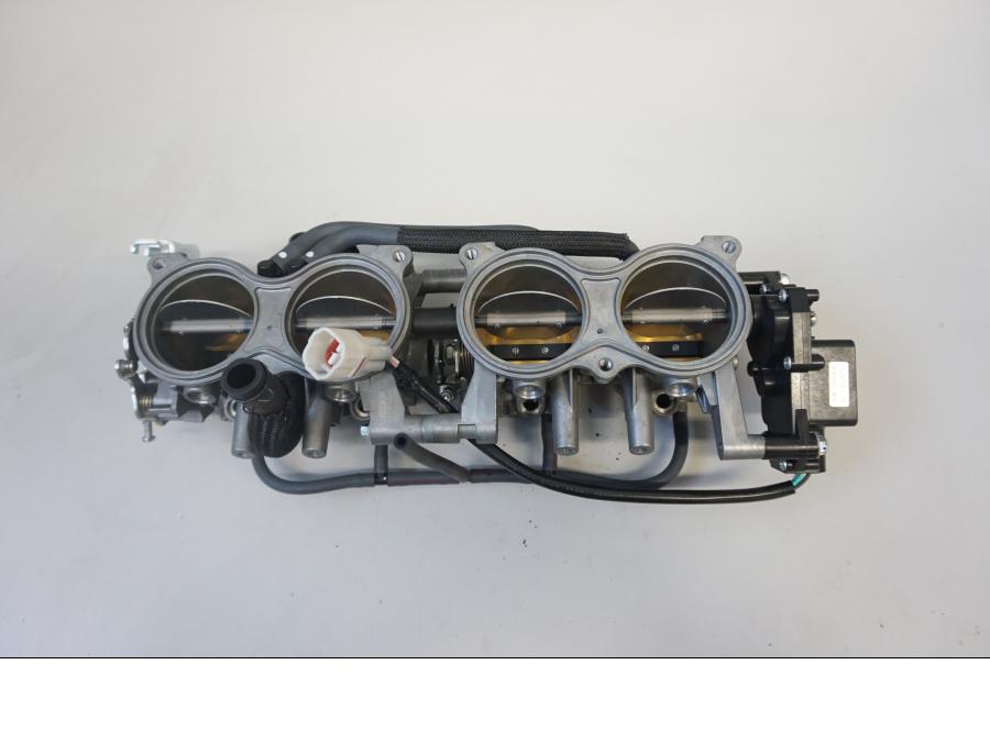 Framsidan på Spjällhus från en Suzuki GSX-R 1000 -2013 motorcykel.