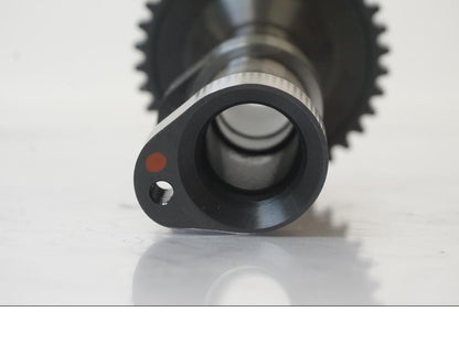 Höger sida på Kamaxel från en KTM 1190 Adventure -2015 motorcykel.