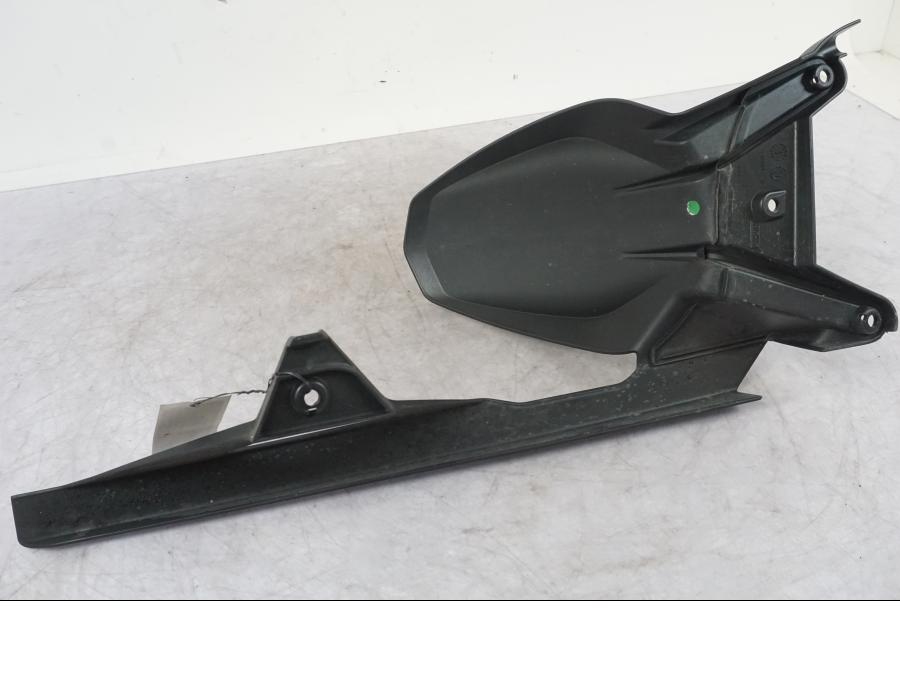 Vänster sida på Svingskärm från en KTM 1290 Super Duke R -2022 motorcykel.