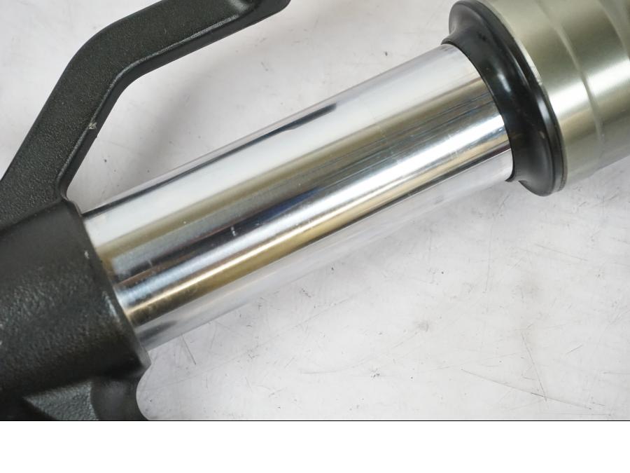 Snett uppifrån på Gaffelben från en Kawasaki ZX-6R -2011 motorcykel.