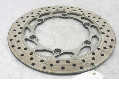 Höger sida på Bromsskiva från en Yamaha MT-01 -2005 motorcykel.