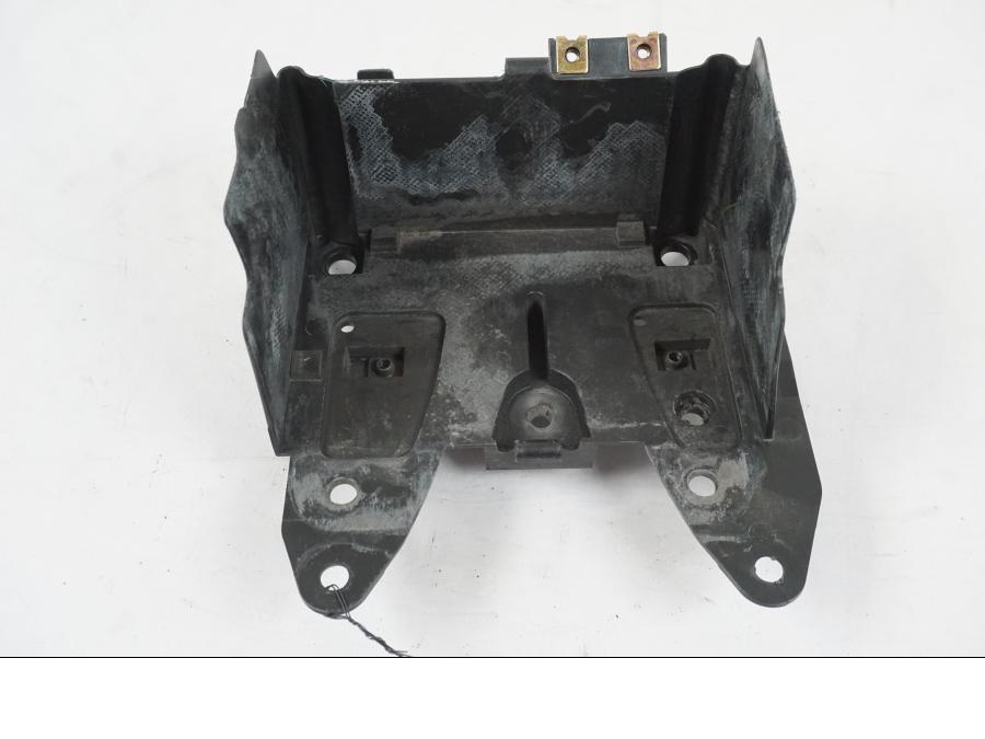 Framsidan på Batterihållare från en Yamaha YZF 1000 R1 -2007 motorcykel.