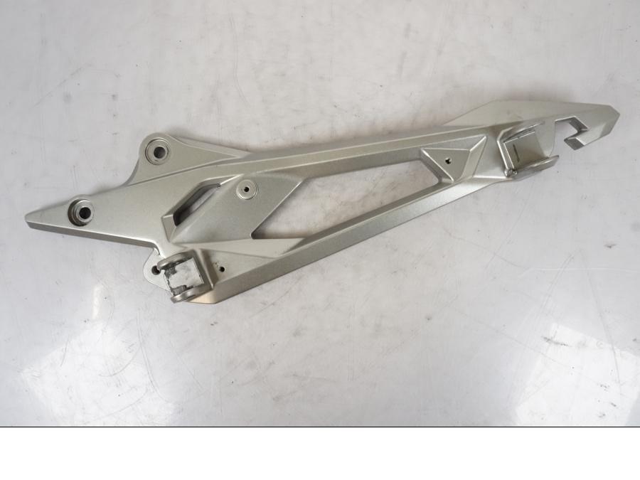 Framsidan på Fotpinnefäste från en Kawasaki Z 800 -2014 motorcykel.