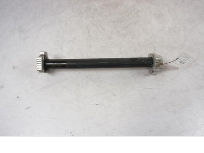 Framsidan på Axel från en KTM 790 Duke -2018 motorcykel.