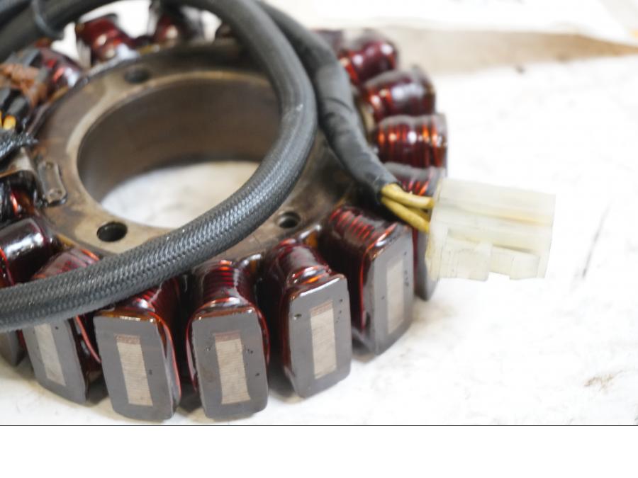 Baksidan på Generator från en Honda VTR 1000 F -1997 motorcykel.