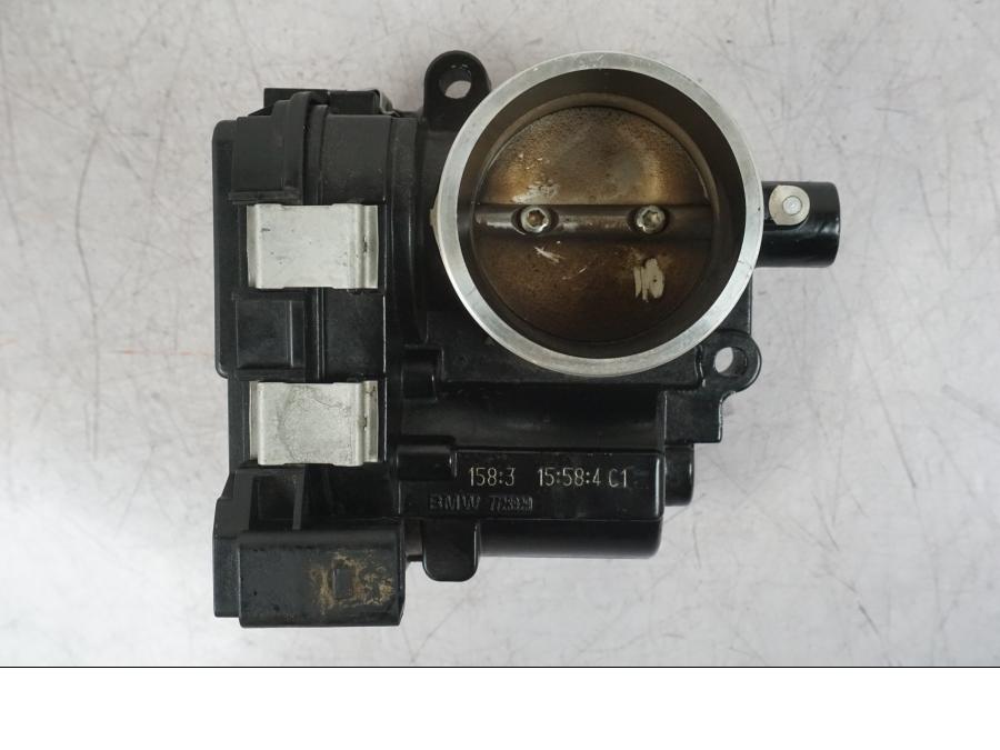 Vänster sida på Spjällhus från en BMW R 1200 GS -2018 motorcykel.