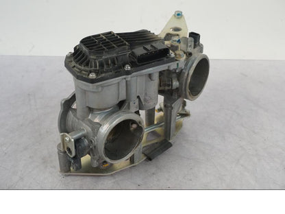 Höger sida på Spjällhus från en KTM 1290 Super Adventure R -2018 motorcykel.