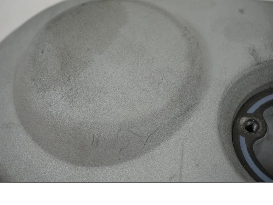 Snett uppifrån på Transmissionskåpa från en H-D Softail Standard FXST -2001 motorcykel.