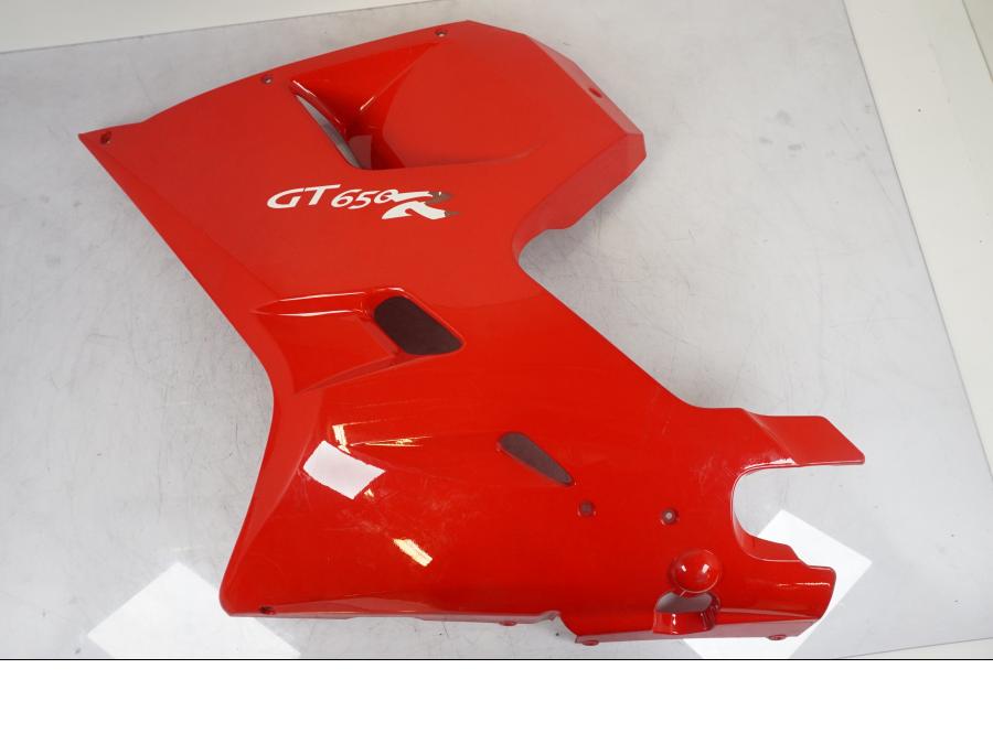 Framsidan på Sidkåpa från en Hyosung GT 650 -2006 motorcykel.