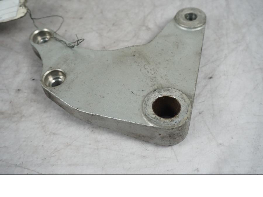 Framsidan på Bromsoksfäste från en Suzuki VZ 1600 -2004 motorcykel.