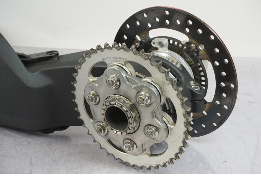 Höger sida på Sving från en Ducati Streetfighter V4 -2020 motorcykel.