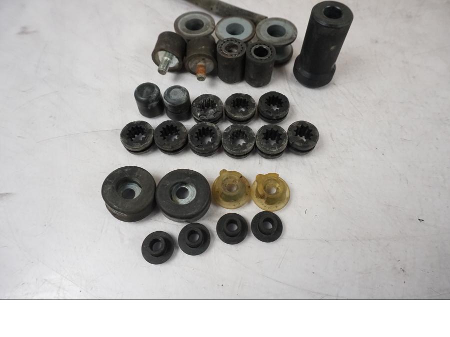 Vänster sida på Skruv / Mutter etc från en KTM 790 Duke -2018 motorcykel.