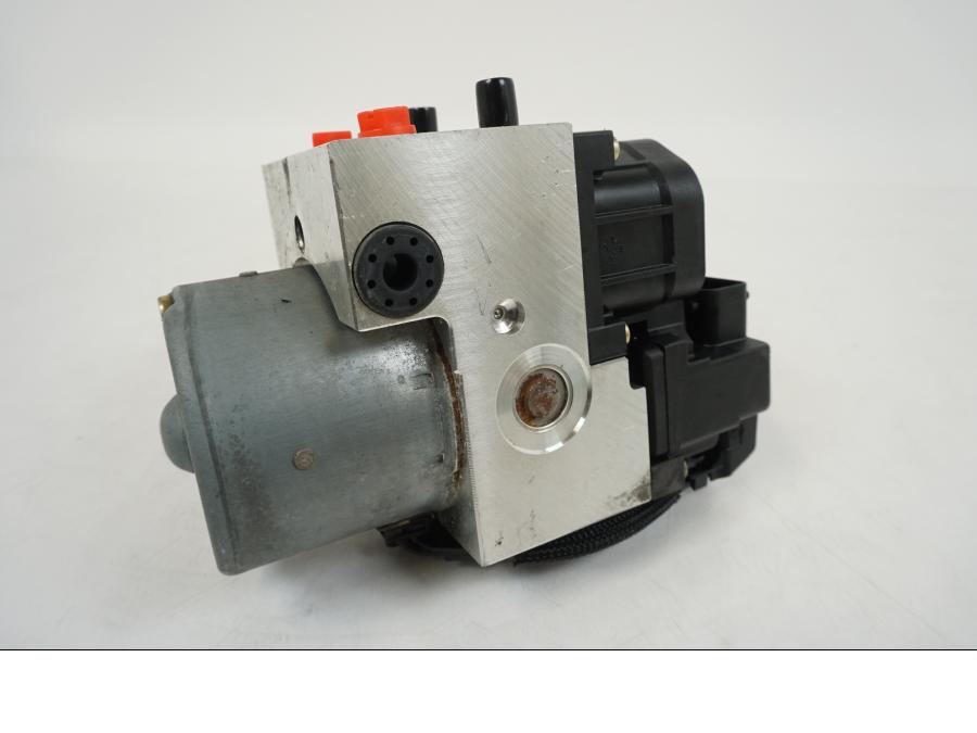 Höger sida på ABS Modulator från en BMW F 650 CS -2002 motorcykel.