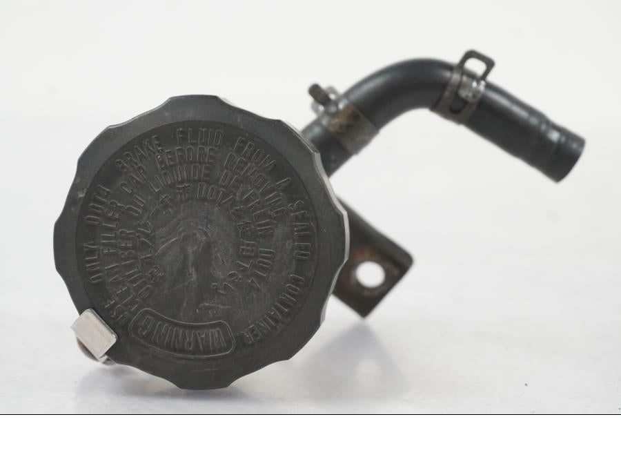 Baksidan på Bromsvätskebehållare från en Suzuki SV 650 S -2005 motorcykel.