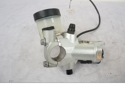 Framsidan på Bromshuvudcylinder från en KTM 990 Super Duke -2006 motorcykel.