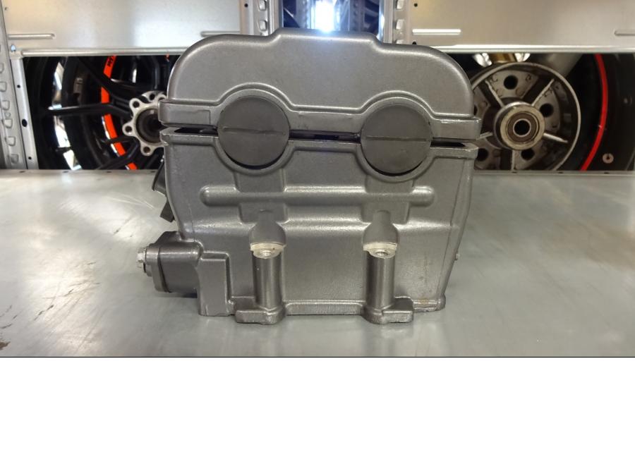 Framsidan på Topplock från en KTM 125 Duke -2013 motorcykel.