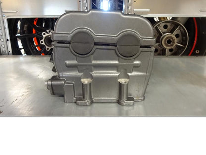 Framsidan på Topplock från en KTM 125 Duke -2013 motorcykel.