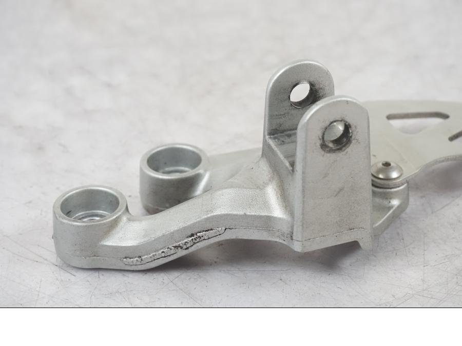 Vänster sida på Fotpinnefäste från en Suzuki GSX-R 600 -2007 motorcykel.