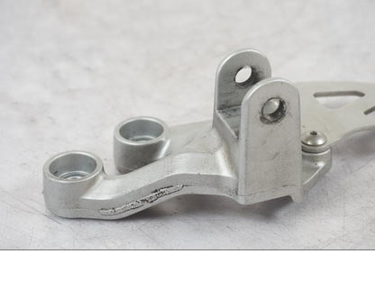 Vänster sida på Fotpinnefäste från en Suzuki GSX-R 600 -2007 motorcykel.