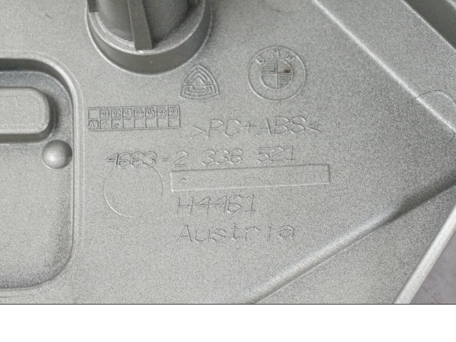 Snett nerifrån på Motorkåpa från en BMW K 1600 GTL -2015 motorcykel.