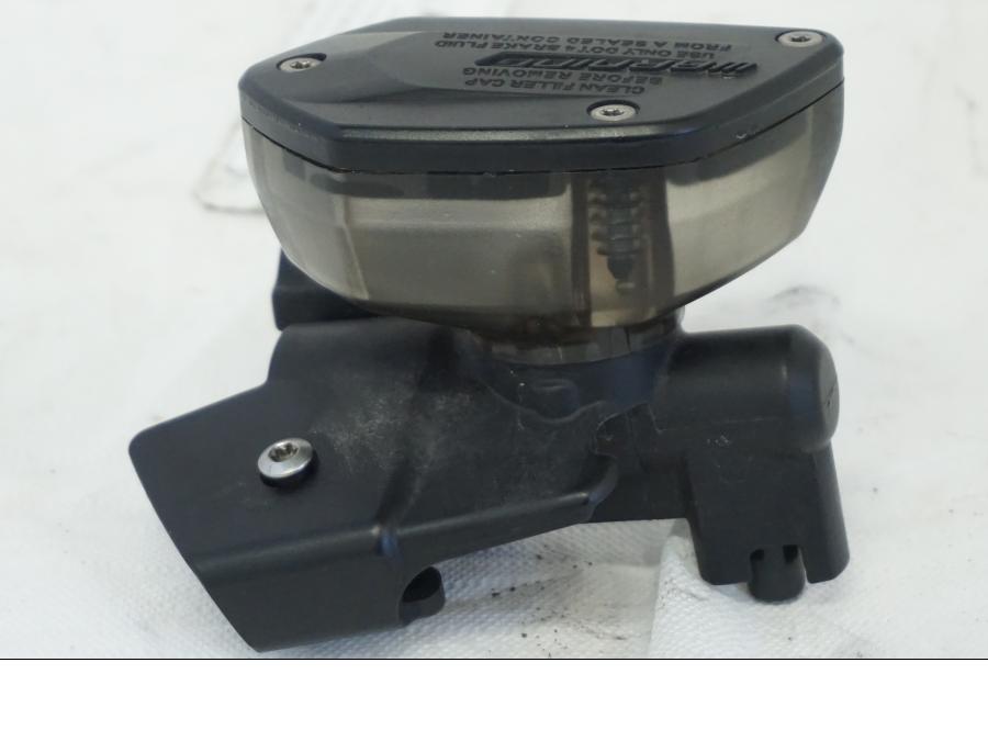 Framsidan på Bromshuvudcylinder från en BMW K 1600 -2015 motorcykel.