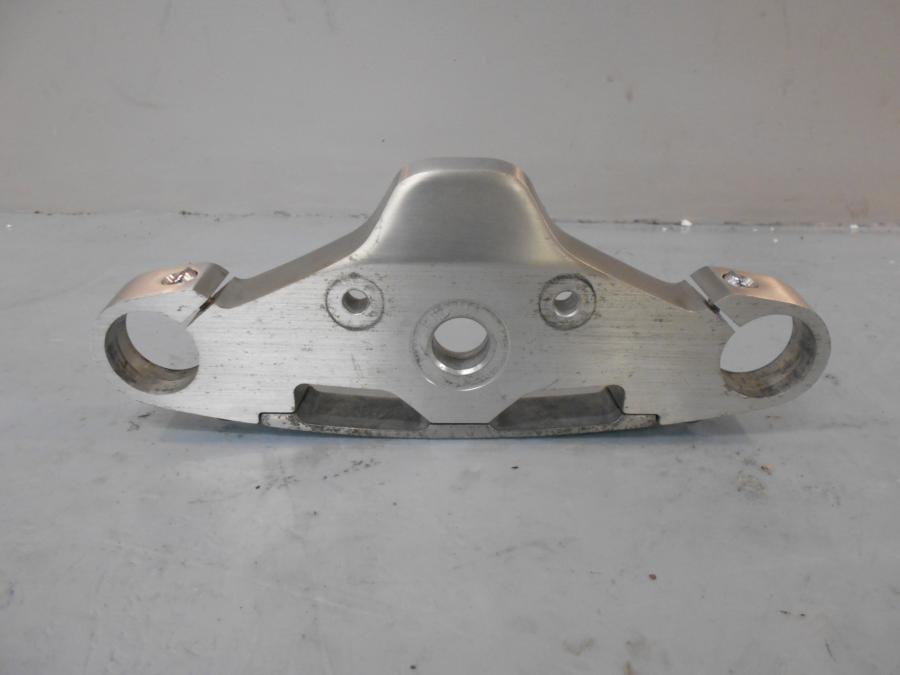 Framsidan på Gaffelkrona från en Kawasaki VN 1500 Classic Tourer -2002 motorcykel.