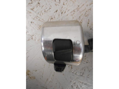 Baksidan på Styrelreglage från en Suzuki VZ 1600 -2004 motorcykel.