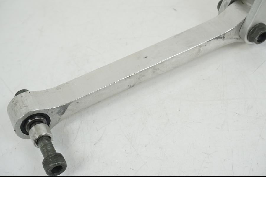 Baksidan på Stötdämparlänkage från en Yamaha YZF 1000 R1 -2006 motorcykel.