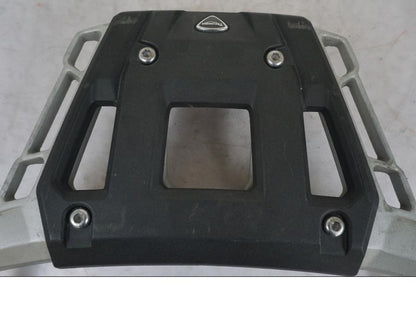 Snett nerifrån på Passagerarhandtag från en Triumph Tiger Explorer -2013 motorcykel.