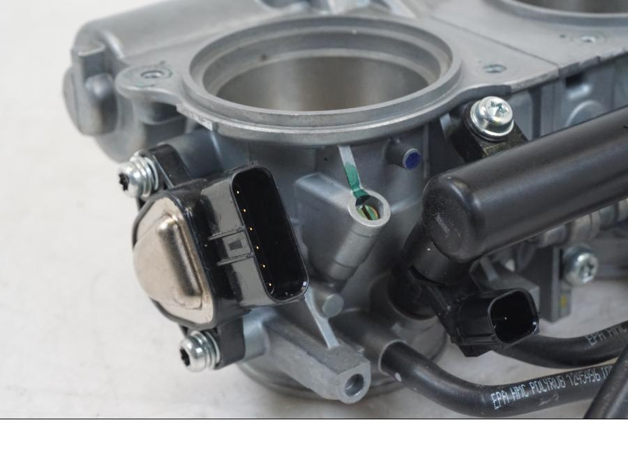 Snett nerifrån på Spjällhus från en Triumph Speed Triple -2021 motorcykel.