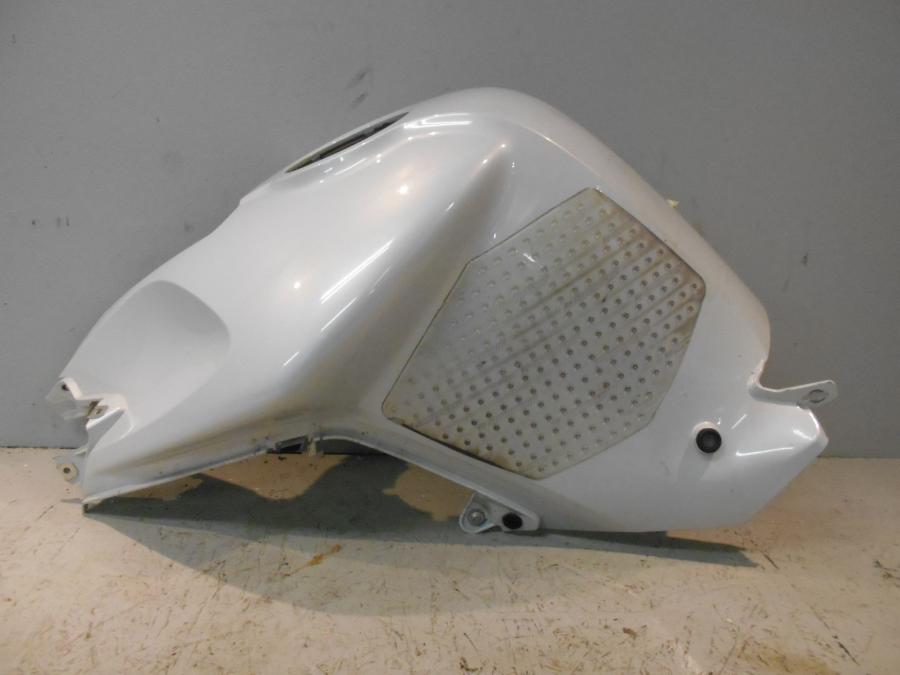 Framsidan på Bensintankskåpa från en BMW K 1300 R -2009 motorcykel.