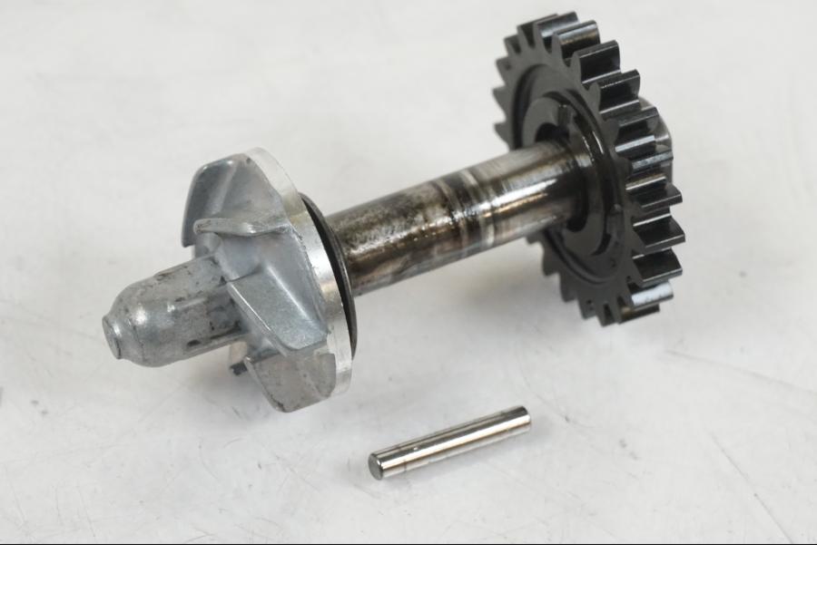 Framsidan på Vattenpump från en Honda CBR 125 R -2006 motorcykel.