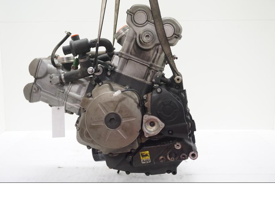 Höger sida på Motor från en Aprilia SL 750 Shiver -2008 motorcykel.