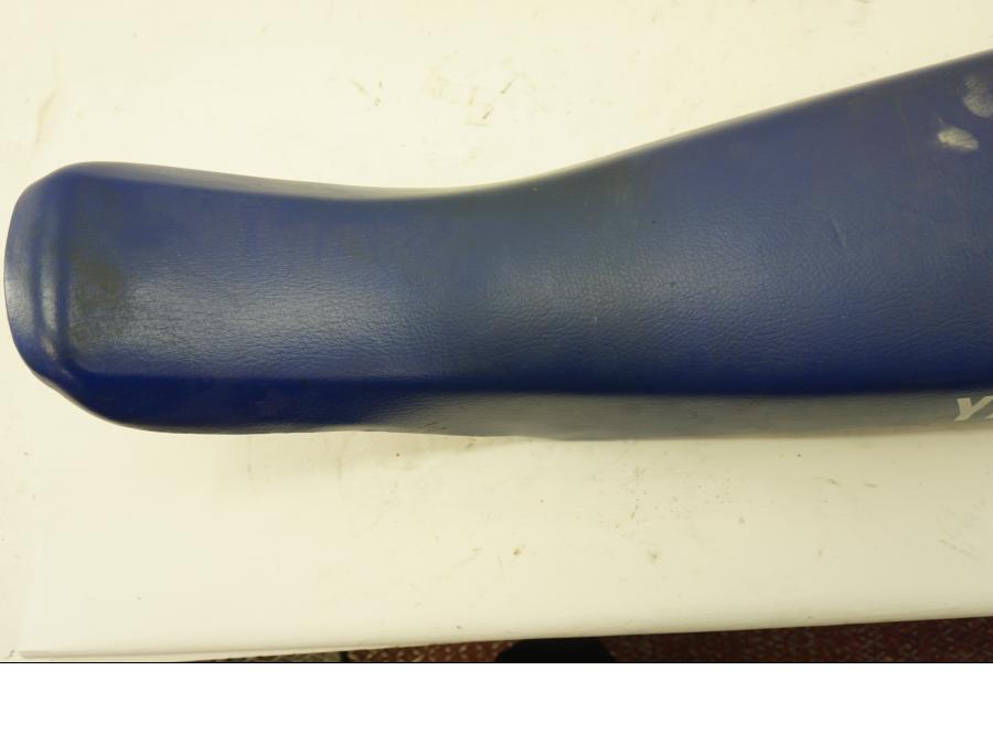 Snett nerifrån på Sadel från en Yamaha DT 125 -2002 motorcykel.
