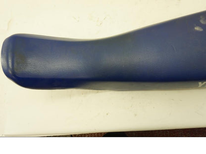 Snett nerifrån på Sadel från en Yamaha DT 125 -2002 motorcykel.