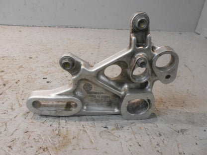 Framsidan på Bromsoksfäste från en Aprilia Tuono V4R -2016 motorcykel.