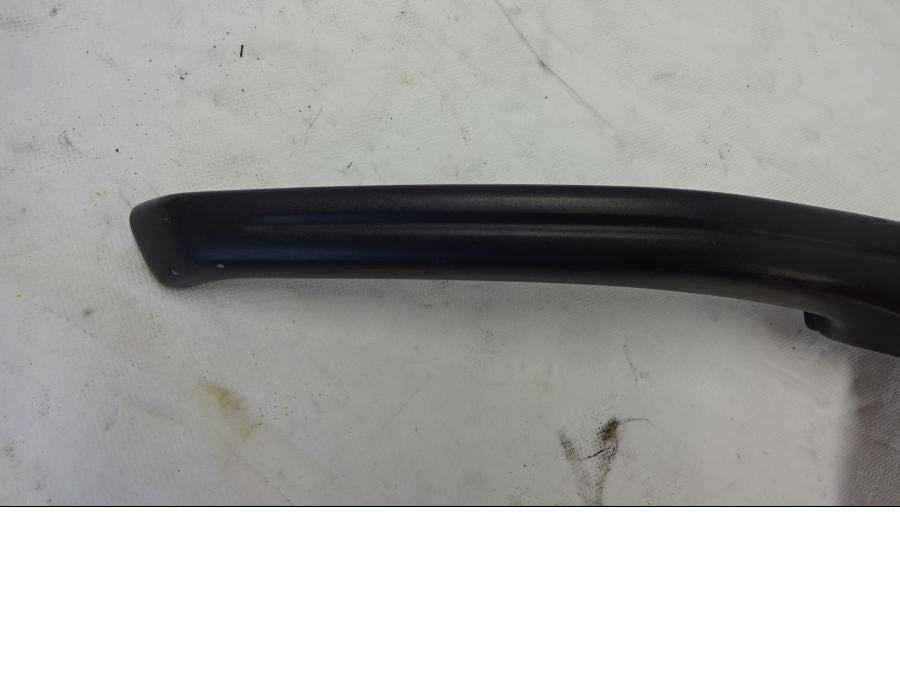 Höger sida på Passagerarhandtag från en Kawasaki Z 1000 -2011 motorcykel.