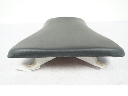 Höger sida på <p>Sadel fram från Suzuki GSX-R 750 1998.</p>

<p>Små märken i klädseln, samt skada av klädseln se bild.</p> motorcykel.