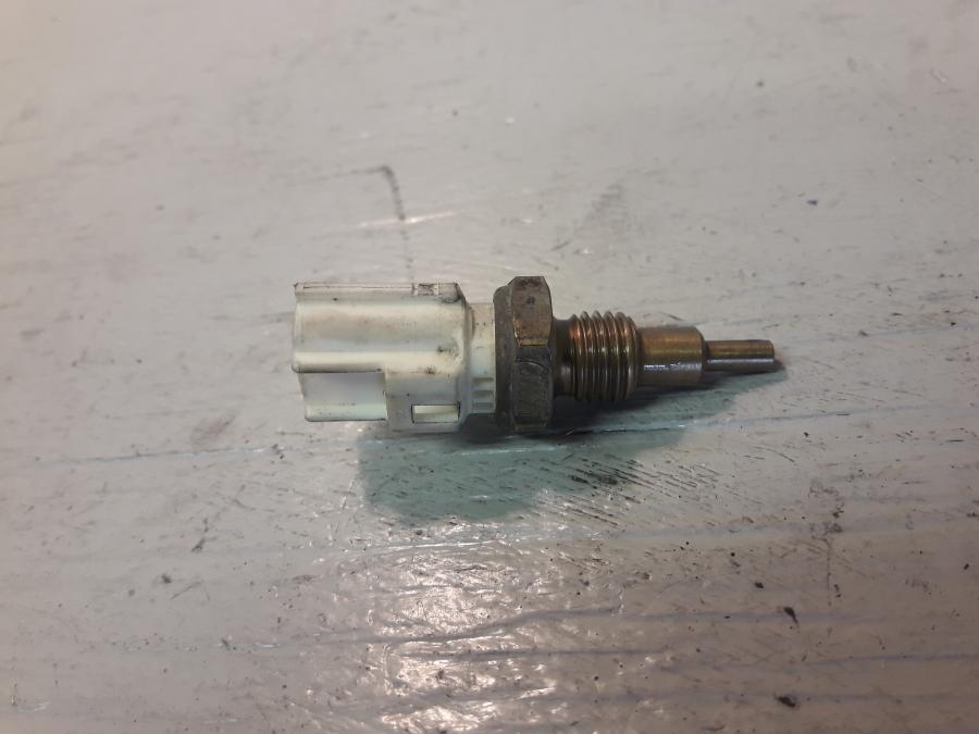 Framsidan på Vattentermostatgivare från en Yamaha WR 125 -2010 motorcykel.