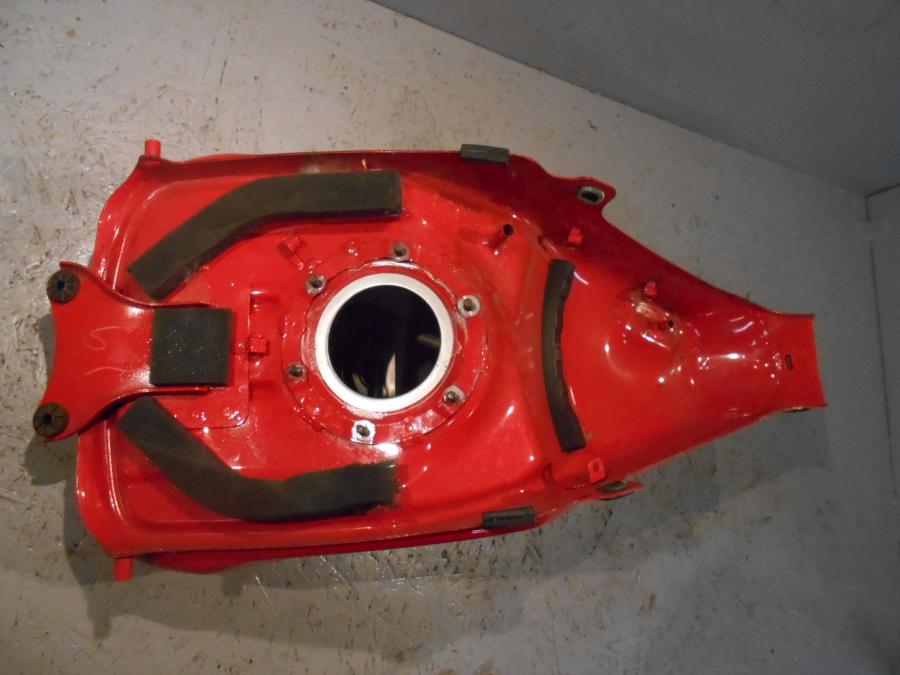 Snett nerifrån på Bensintank från en Honda CBR 125 R -2007 motorcykel.