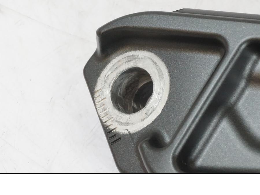 Snett nerifrån på Skylthållare från en Yamaha MT-09 -2019 motorcykel.