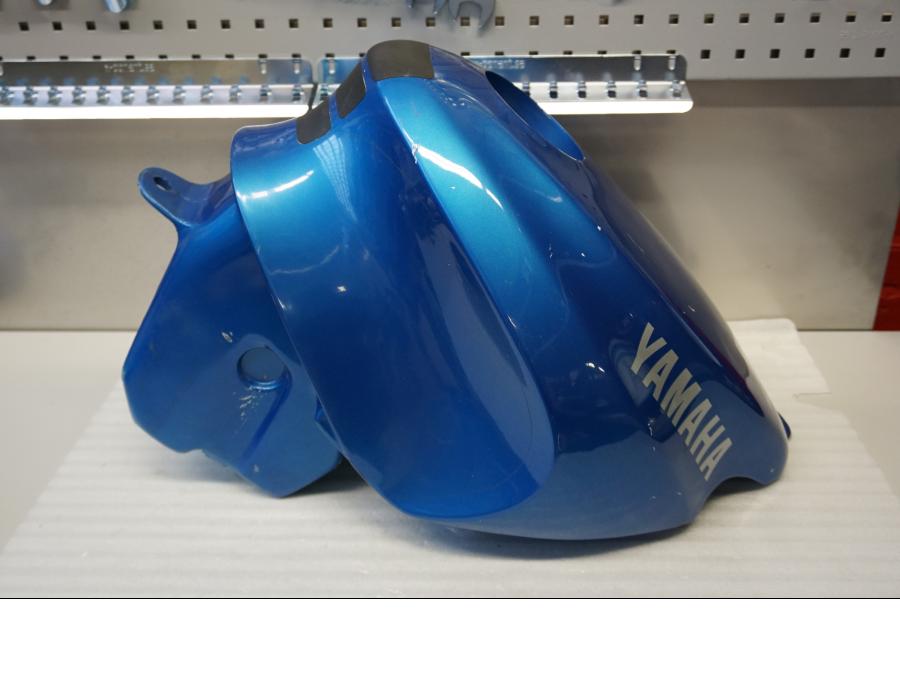 Framsidan på Bensintank från en Yamaha Alla -1997 motorcykel.