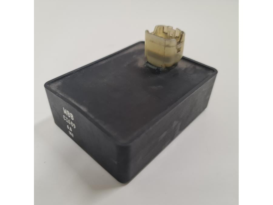 Baksidan på Styrbox från en Honda VTR 1000 F -1997 motorcykel.