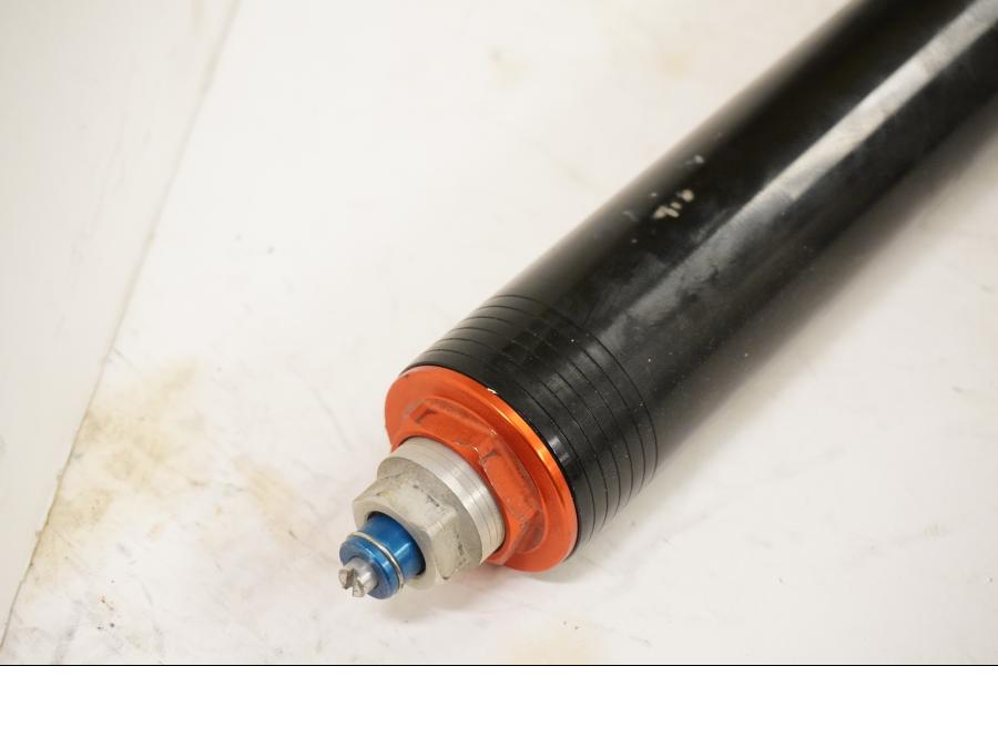 Snett uppifrån på Gaffelben från en Aprilia RSV 1000 R Tuono -2006 motorcykel.