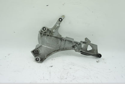 Baksidan på Fotpinnefäste från en Honda ST 1100 -1999 motorcykel.