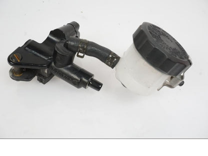 Baksidan på Bromshuvudcylinder från en Yamaha YZF R6 -2006 motorcykel.