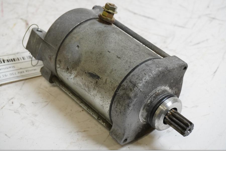 Framsidan på Startmotor från en Honda XRV 750 -1991 motorcykel.